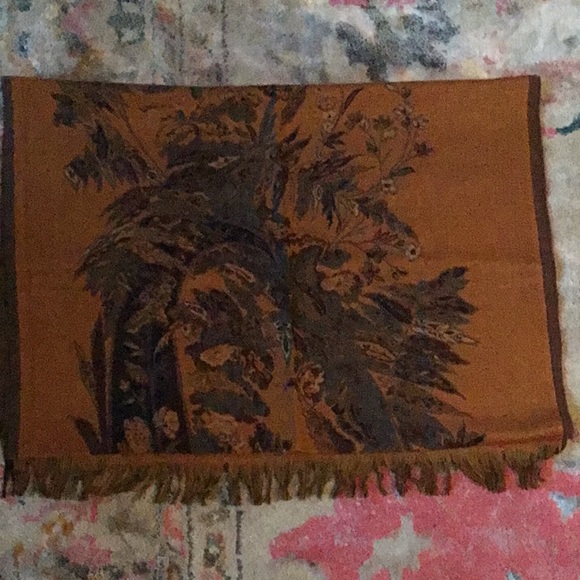 Large Floral Petrusse Fine Wool Wrap - Picture 4 of 7